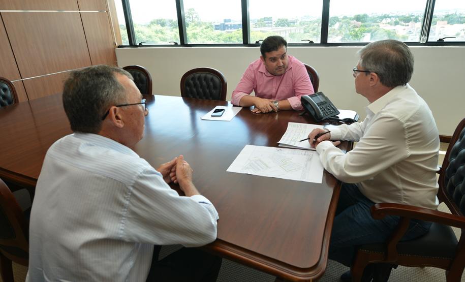 O presidente da Cohapar, Jorge Lange, recebeu nesta segunda-feira (25) a visita do prefeito de Sengés, Nelson Ramos (Pezinho). Os dois conversaram na sede da empresa, em Curitiba, sobre a conclusão do processo licitatório para a construção de 42 casas do programa Família Paranaense.