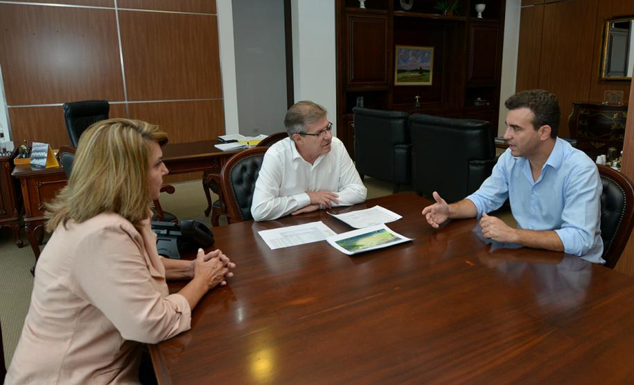 O prefeito de São Jorge do Ivaí, André Bovo, esteve na sede da Cohapar, em Curitiba, nesta segunda-feira (25). Ele conversou com o presidente da companhia, Jorge Lange, a respeito do firmamento de novas parcerias entre o município e o Governo do Estado para a construção de casas populares.