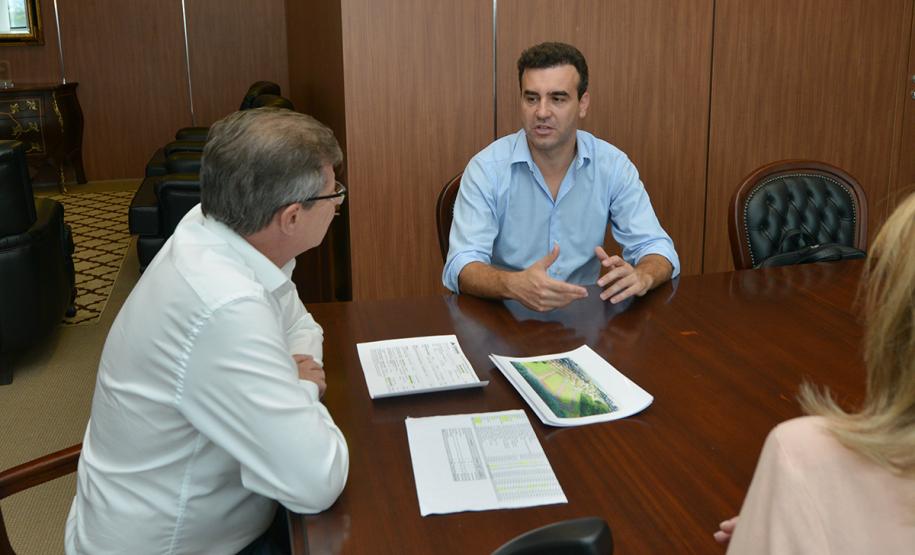 O prefeito de São Jorge do Ivaí, André Bovo, esteve na sede da Cohapar, em Curitiba, nesta segunda-feira (25). Ele conversou com o presidente da companhia, Jorge Lange, a respeito do firmamento de novas parcerias entre o município e o Governo do Estado para a construção de casas populares.