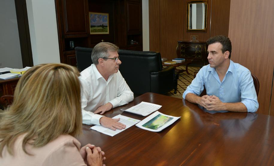 O prefeito de São Jorge do Ivaí, André Bovo, esteve na sede da Cohapar, em Curitiba, nesta segunda-feira (25). Ele conversou com o presidente da companhia, Jorge Lange, a respeito do firmamento de novas parcerias entre o município e o Governo do Estado para a construção de casas populares.
