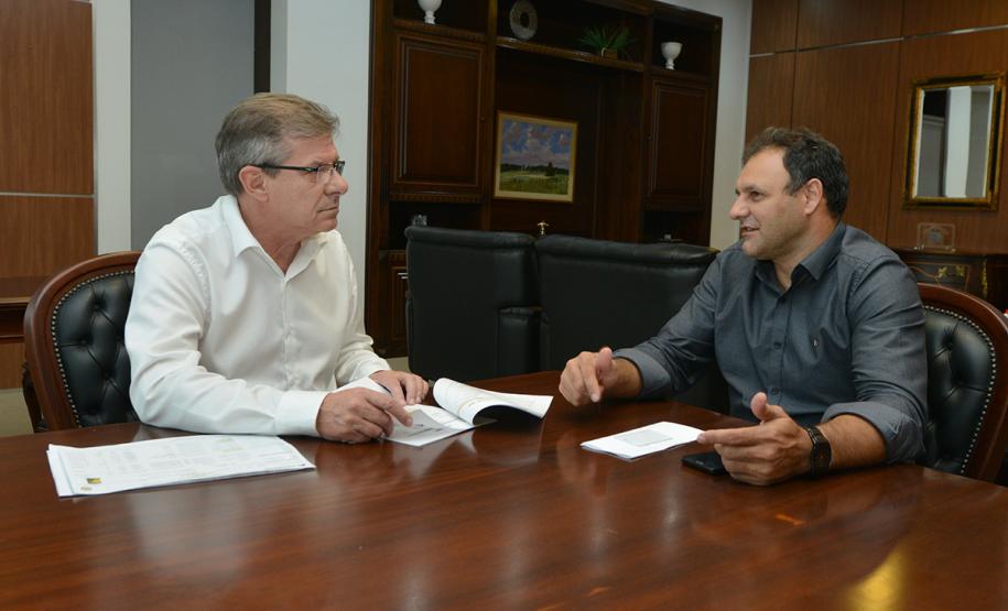 O prefeito de Realeza, Milton Andreolli, esteve nesta segunda-feira (25) na sede da Cohapar, em Curitiba. Na oportunidade, ele solicitou ao presidente da empresa, Jorge Lange, que avalie a possibilidade da realização de atendimentos periódicos aos mutuários da companhia na própria cidade.