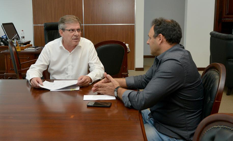 O prefeito de Realeza, Milton Andreolli, esteve nesta segunda-feira (25) na sede da Cohapar, em Curitiba. Na oportunidade, ele solicitou ao presidente da empresa, Jorge Lange, que avalie a possibilidade da realização de atendimentos periódicos aos mutuários da companhia na própria cidade.