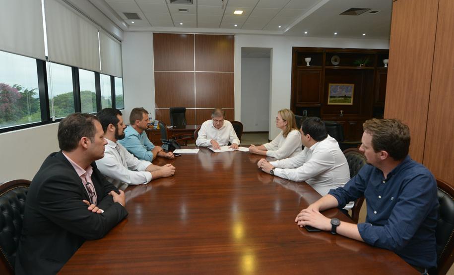 O presidente da Cohapar, Jorge Lange, recebeu nesta segunda-feira (25) os prefeitos de Manoel Ribas, Marilândia do Sul e Novo Itacolomi para tratar de projetos ligados ao programa Família Paranaense. As três cidades serão beneficiadas com a construção de 78 casas populares para o atendimento de famílias de baixa renda.