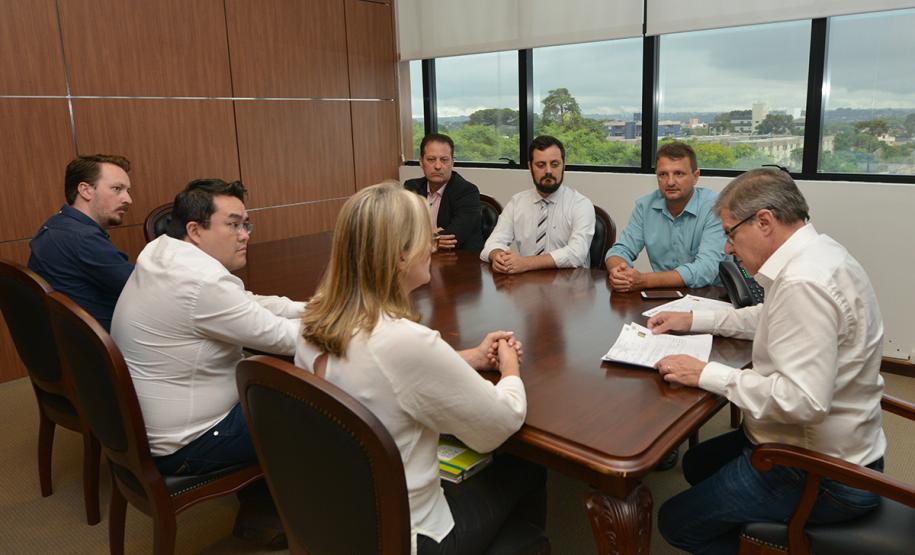 O presidente da Cohapar, Jorge Lange, recebeu nesta segunda-feira (25) os prefeitos de Manoel Ribas, Marilândia do Sul e Novo Itacolomi para tratar de projetos ligados ao programa Família Paranaense. As três cidades serão beneficiadas com a construção de 78 casas populares para o atendimento de famílias de baixa renda.