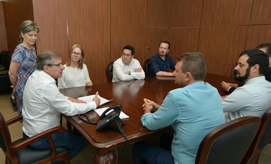 O presidente da Cohapar, Jorge Lange, recebeu nesta segunda-feira (25) os prefeitos de Manoel Ribas, Marilândia do Sul e Novo Itacolomi para tratar de projetos ligados ao programa Família Paranaense. As três cidades serão beneficiadas com a construção de 78 casas populares para o atendimento de famílias de baixa renda.