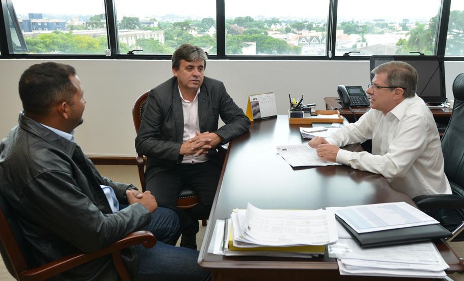O prefeito de Iretama, Wilson Bratac, e o presidente da Cohapar, Jorge Lange, estiveram reunidos nesta terça-feira (26) para tratar de detalhes do projeto de construção de 66 casas populares, cujos contratos com as famílias já estão sendo assinados. A construção do empreendimento receberá cerca de R$ 4,6 milhões em recursos do Fundo de Garantia do Tempo de Serviço (FGTS) financiados pela Caixa Econômica Federal.