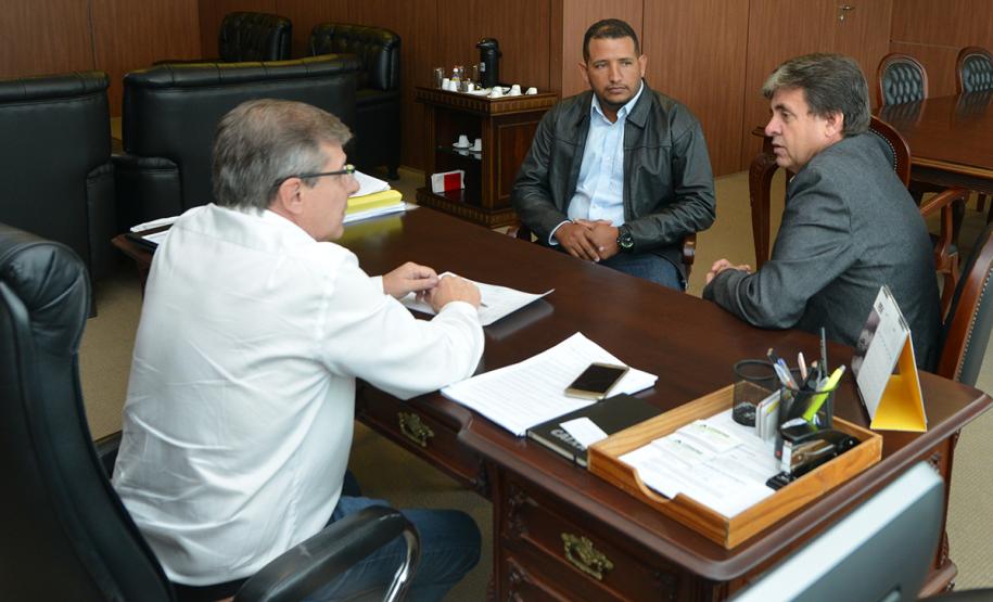 O prefeito de Iretama, Wilson Bratac, e o presidente da Cohapar, Jorge Lange, estiveram reunidos nesta terça-feira (26) para tratar de detalhes do projeto de construção de 66 casas populares, cujos contratos com as famílias já estão sendo assinados. A construção do empreendimento receberá cerca de R$ 4,6 milhões em recursos do Fundo de Garantia do Tempo de Serviço (FGTS) financiados pela Caixa Econômica Federal.