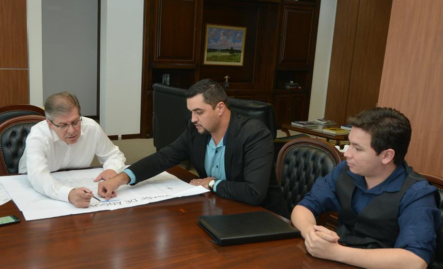 O vice-prefeito de Ângulo, Alexandre Profeta, mais conhecido como Panda, visitou a sede da Cohapar, em Curitiba, nesta terça-feira (26). Ele se reuniu com o presidente da companhia, Jorge Lange, a quem solicitou ajuda na viabilização de obras de construção de casas populares na cidade, na região Noroeste do Paraná.