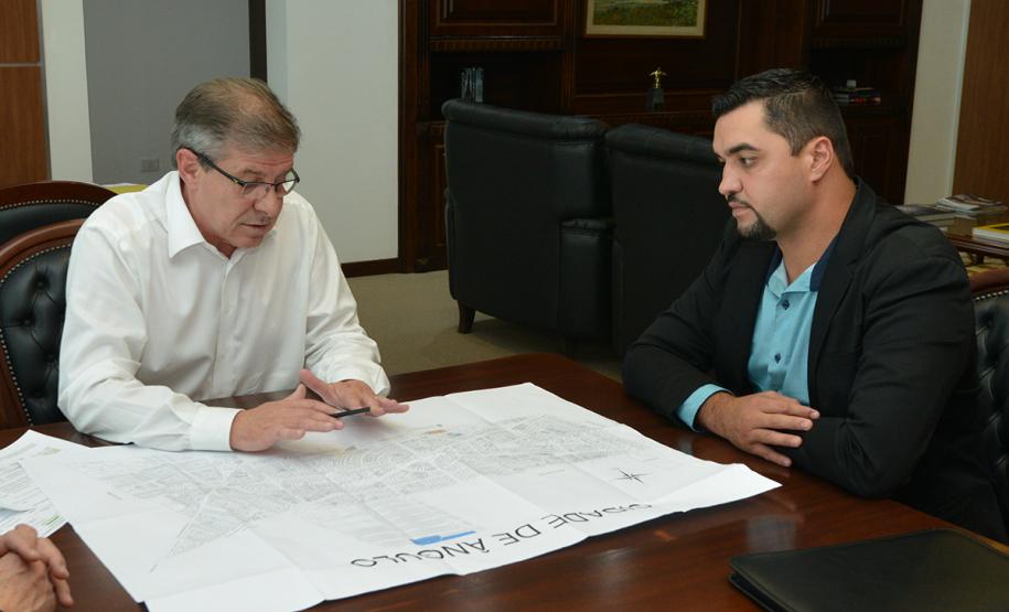 O vice-prefeito de Ângulo, Alexandre Profeta, mais conhecido como Panda, visitou a sede da Cohapar, em Curitiba, nesta terça-feira (26). Ele se reuniu com o presidente da companhia, Jorge Lange, a quem solicitou ajuda na viabilização de obras de construção de casas populares na cidade, na região Noroeste do Paraná.