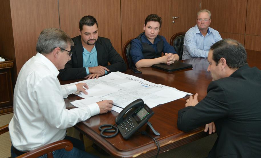 O vice-prefeito de Ângulo, Alexandre Profeta, mais conhecido como Panda, visitou a sede da Cohapar, em Curitiba, nesta terça-feira (26). Ele se reuniu com o presidente da companhia, Jorge Lange, a quem solicitou ajuda na viabilização de obras de construção de casas populares na cidade, na região Noroeste do Paraná.