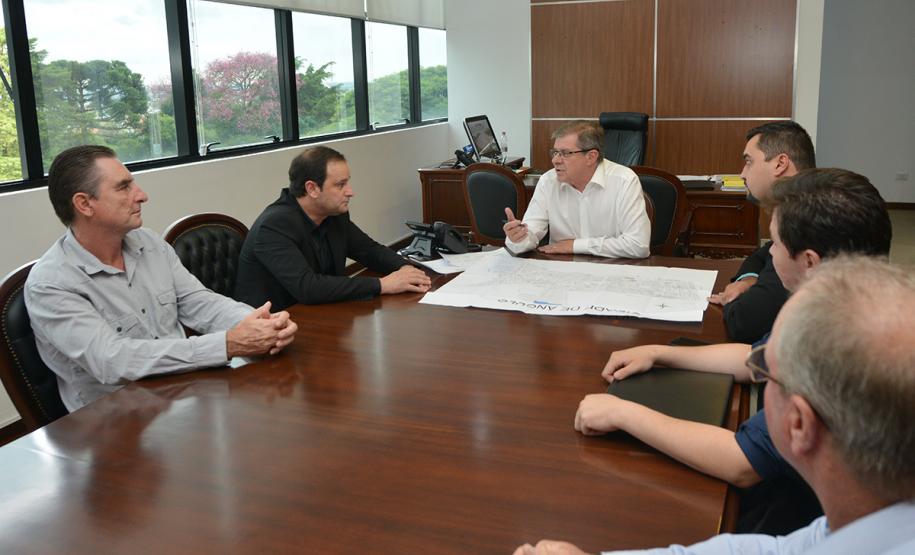Nesta terça-feira (26), o presidente da Cohapar, Jorge Lange, e o prefeito de Jundiaí do Sul, Eclair Rauen, estiveram reunidos para tratar de possíveis parcerias entre o Governo do Estado e a administração municipal visando à construção e regularização de imóveis para a cidade, no Norte Pioneiro do Paraná.