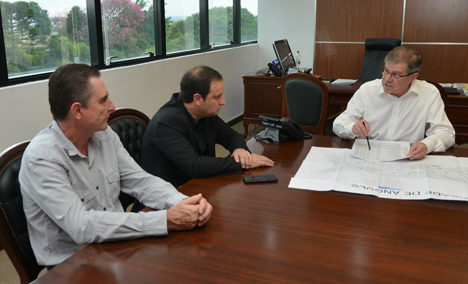 Nesta terça-feira (26), o presidente da Cohapar, Jorge Lange, e o prefeito de Jundiaí do Sul, Eclair Rauen, estiveram reunidos para tratar de possíveis parcerias entre o Governo do Estado e a administração municipal visando à construção e regularização de imóveis para a cidade, no Norte Pioneiro do Paraná.