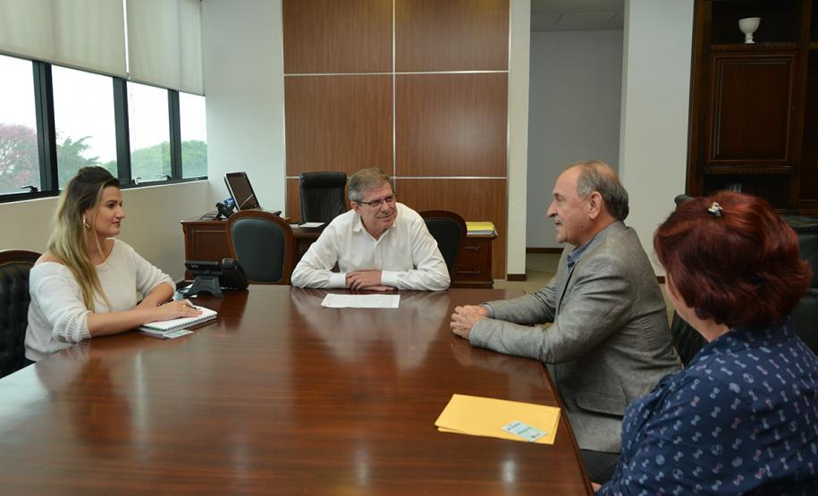 Com o intuito de se atualizar sobre a situação dos programas habitacionais em nível federal e estadual, o prefeito de Maria Helena, Elias Araújo, esteve na sede da Cohapar, em Curitiba, nesta quarta-feira (27). Em reunião com o presidente da empresa, Jorge Lange, ele solicitou o auxílio do Governo do Estado para a viabilização de obras de novas moradias urbanas e rurais para o município, na região Noroeste do Paraná.