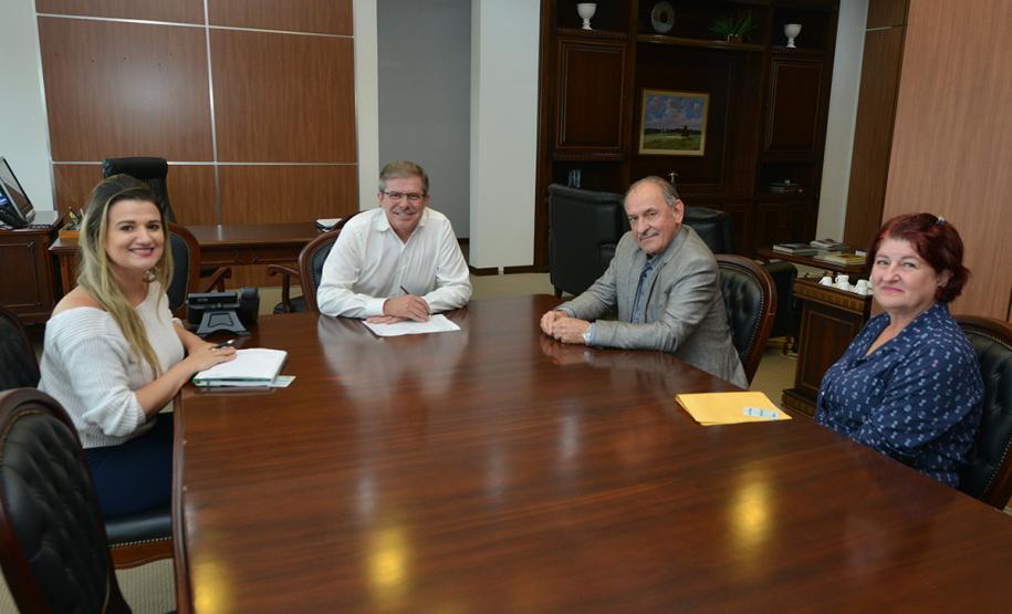 Com o intuito de se atualizar sobre a situação dos programas habitacionais em nível federal e estadual, o prefeito de Maria Helena, Elias Araújo, esteve na sede da Cohapar, em Curitiba, nesta quarta-feira (27). Em reunião com o presidente da empresa, Jorge Lange, ele solicitou o auxílio do Governo do Estado para a viabilização de obras de novas moradias urbanas e rurais para o município, na região Noroeste do Paraná.