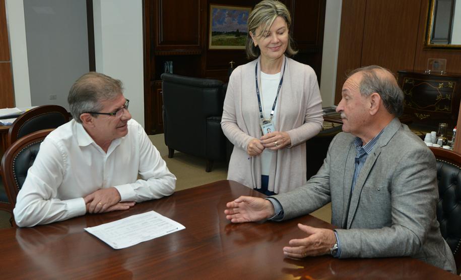 Com o intuito de se atualizar sobre a situação dos programas habitacionais em nível federal e estadual, o prefeito de Maria Helena, Elias Araújo, esteve na sede da Cohapar, em Curitiba, nesta quarta-feira (27). Em reunião com o presidente da empresa, Jorge Lange, ele solicitou o auxílio do Governo do Estado para a viabilização de obras de novas moradias urbanas e rurais para o município, na região Noroeste do Paraná.