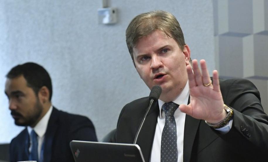 Ministro diz que pediu antecipação de R$ 1,35 bilhão para reaquecer Minha Casa Minha Vida O ministro do Desenvolvimento Regional, Gustavo Canuto, disse nesta quarta-feira (27) que solicitou ao Ministério da Economia a antecipação de R$ 1,35 bilhão para regularizar a situação do programa Minha Casa Minha Vida (MCMV) e permitir contratações de novas unidades.