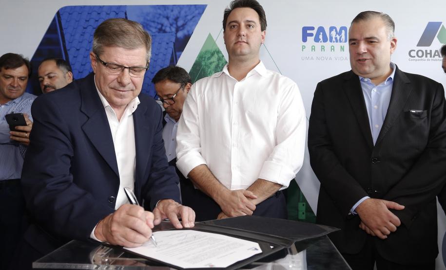 Governador libera construção de 872 casas populares em 15 municípios Governador Carlos Massa Ratinho Junior assina os contratos para a construção de 872 casas populares em 15 municípios paranaenses. Participaram da solenidade: presidente da Cohapar, Jorge Lange, secretários, prefeitos, empresários e lideranças dos municípios beneficiados.