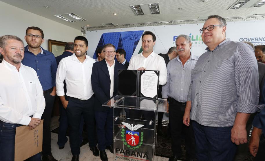 Governador libera construção de 872 casas populares em 15 municípios Governador Carlos Massa Ratinho Junior assina os contratos para a construção de 872 casas populares em 15 municípios paranaenses. Participaram da solenidade: presidente da Cohapar, Jorge Lange, secretários, prefeitos, empresários e lideranças dos municípios beneficiados.