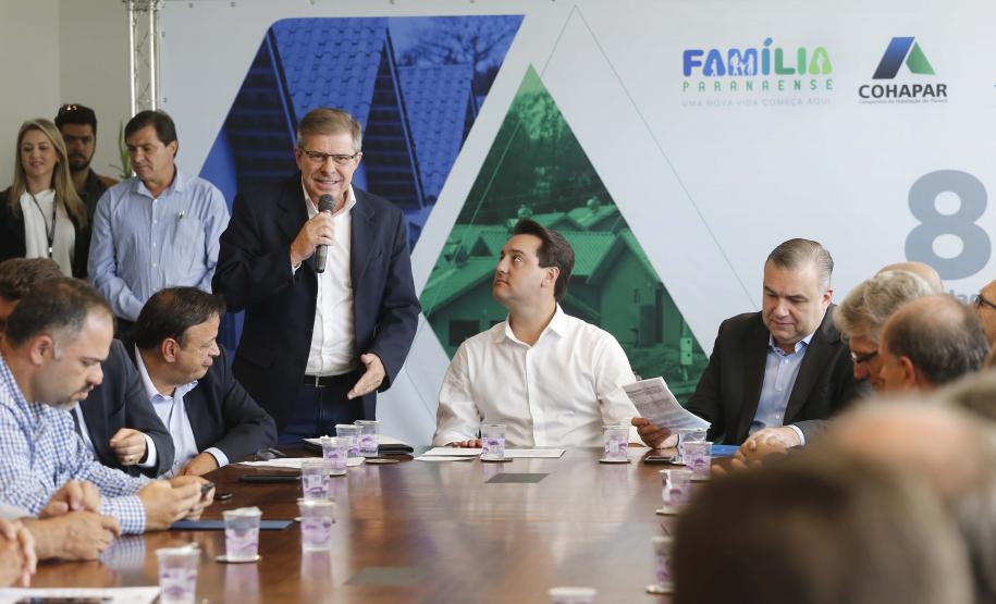 Governador libera construção de 872 casas populares em 15 municípios Governador Carlos Massa Ratinho Junior assina os contratos para a construção de 872 casas populares em 15 municípios paranaenses. Participaram da solenidade: presidente da Cohapar, Jorge Lange, secretários, prefeitos, empresários e lideranças dos municípios beneficiados.