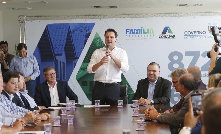 Governador libera construção de 872 casas populares em 15 municípios Governador Carlos Massa Ratinho Junior assina os contratos para a construção de 872 casas populares em 15 municípios paranaenses. Participaram da solenidade: presidente da Cohapar, Jorge Lange, secretários, prefeitos, empresários e lideranças dos municípios beneficiados.