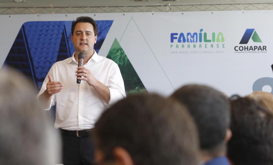 Governador libera construção de 872 casas populares em 15 municípios Governador Carlos Massa Ratinho Junior assina os contratos para a construção de 872 casas populares em 15 municípios paranaenses. Participaram da solenidade: presidente da Cohapar, Jorge Lange, secretários, prefeitos, empresários e lideranças dos municípios beneficiados.