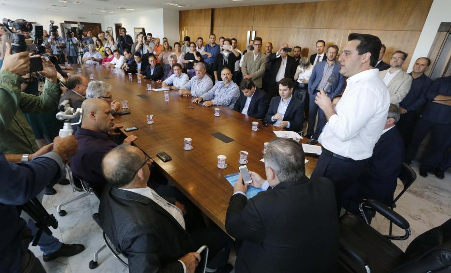 Governador libera construção de 872 casas populares em 15 municípios Governador Carlos Massa Ratinho Junior assina os contratos para a construção de 872 casas populares em 15 municípios paranaenses. Participaram da solenidade: presidente da Cohapar, Jorge Lange, secretários, prefeitos, empresários e lideranças dos municípios beneficiados.