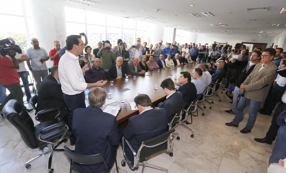 Governador libera construção de 872 casas populares em 15 municípios Governador Carlos Massa Ratinho Junior assina os contratos para a construção de 872 casas populares em 15 municípios paranaenses. Participaram da solenidade: presidente da Cohapar, Jorge Lange, secretários, prefeitos, empresários e lideranças dos municípios beneficiados.