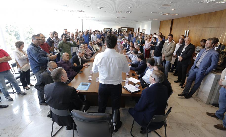 Governador libera construção de 872 casas populares em 15 municípios Governador Carlos Massa Ratinho Junior assina os contratos para a construção de 872 casas populares em 15 municípios paranaenses. Participaram da solenidade: presidente da Cohapar, Jorge Lange, secretários, prefeitos, empresários e lideranças dos municípios beneficiados.