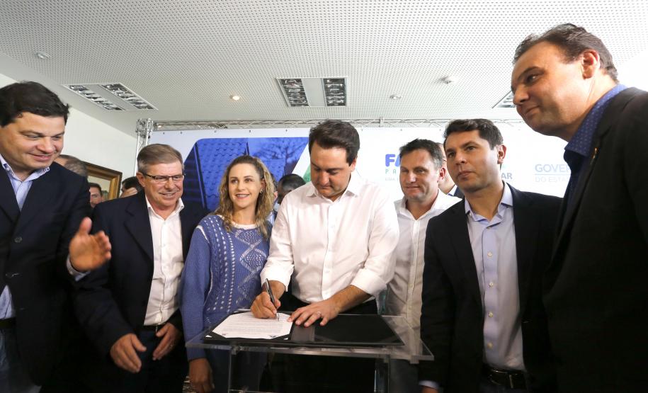 Governador libera construção de 872 casas populares em 15 municípios Governador Carlos Massa Ratinho Junior assina os contratos para a construção de 872 casas populares em 15 municípios paranaenses. Participaram da solenidade: presidente da Cohapar, Jorge Lange, secretários, prefeitos, empresários e lideranças dos municípios beneficiados.