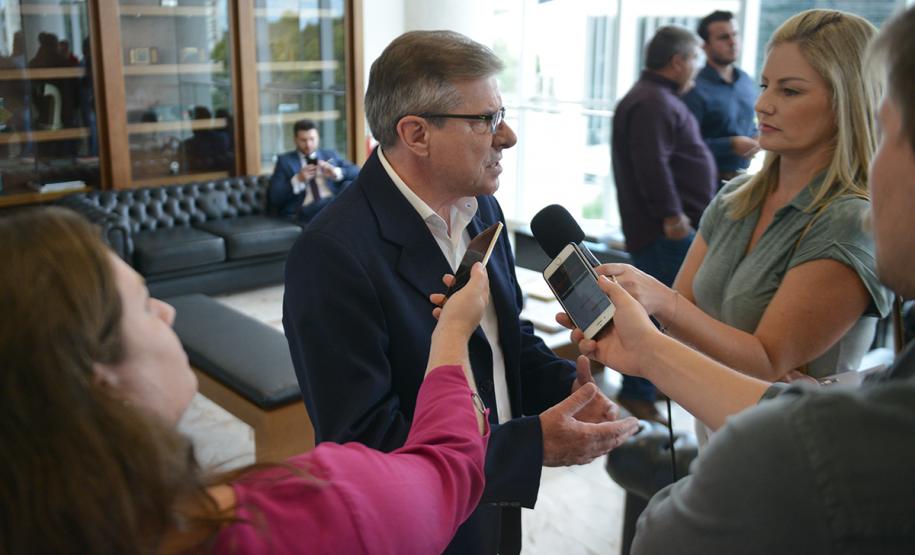 O governador Carlos Massa Ratinho Junior assinou nesta quinta-feira (14) contratos para a construção de 872 novas moradias populares em 15 municípios paranaenses. Os projetos foram desenvolvidos em diferentes programas coordenados pela Companhia de Habitação do Paraná (Cohapar), em parceria com as prefeituras e receberão investimentos de R$ 68,8 milhões.