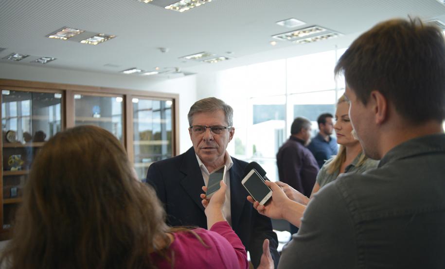 O governador Carlos Massa Ratinho Junior assinou nesta quinta-feira (14) contratos para a construção de 872 novas moradias populares em 15 municípios paranaenses. Os projetos foram desenvolvidos em diferentes programas coordenados pela Companhia de Habitação do Paraná (Cohapar), em parceria com as prefeituras e receberão investimentos de R$ 68,8 milhões.