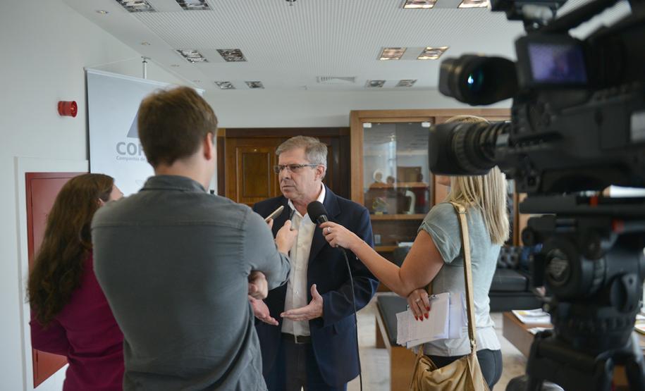 O governador Carlos Massa Ratinho Junior assinou nesta quinta-feira (14) contratos para a construção de 872 novas moradias populares em 15 municípios paranaenses. Os projetos foram desenvolvidos em diferentes programas coordenados pela Companhia de Habitação do Paraná (Cohapar), em parceria com as prefeituras e receberão investimentos de R$ 68,8 milhões.