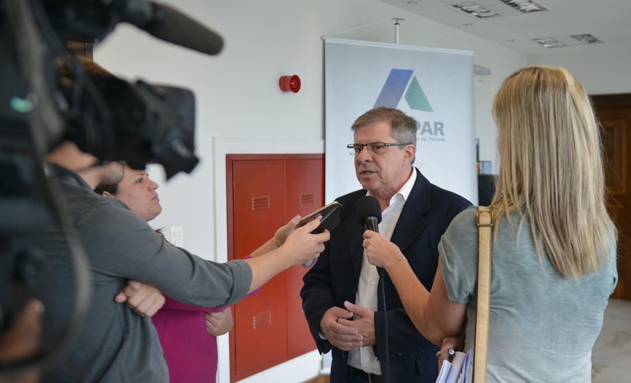 O governador Carlos Massa Ratinho Junior assinou nesta quinta-feira (14) contratos para a construção de 872 novas moradias populares em 15 municípios paranaenses. Os projetos foram desenvolvidos em diferentes programas coordenados pela Companhia de Habitação do Paraná (Cohapar), em parceria com as prefeituras e receberão investimentos de R$ 68,8 milhões.