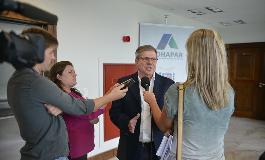 O governador Carlos Massa Ratinho Junior assinou nesta quinta-feira (14) contratos para a construção de 872 novas moradias populares em 15 municípios paranaenses. Os projetos foram desenvolvidos em diferentes programas coordenados pela Companhia de Habitação do Paraná (Cohapar), em parceria com as prefeituras e receberão investimentos de R$ 68,8 milhões.