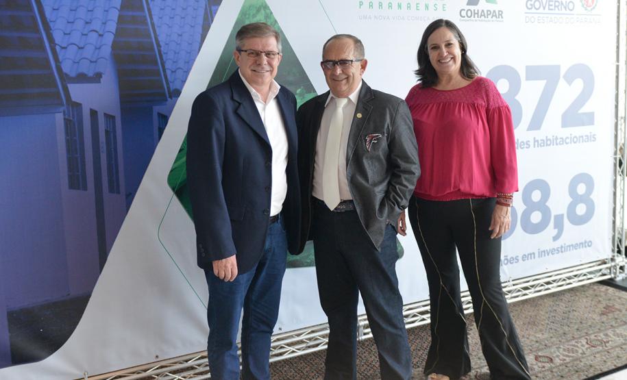 O governador Carlos Massa Ratinho Junior assinou nesta quinta-feira (14) contratos para a construção de 872 novas moradias populares em 15 municípios paranaenses. Os projetos foram desenvolvidos em diferentes programas coordenados pela Companhia de Habitação do Paraná (Cohapar), em parceria com as prefeituras e receberão investimentos de R$ 68,8 milhões.