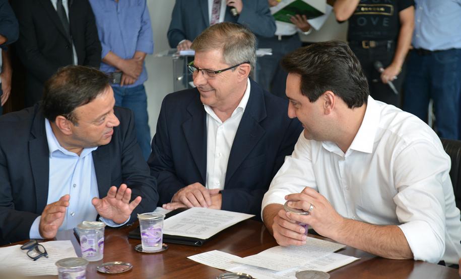 O governador Carlos Massa Ratinho Junior assinou nesta quinta-feira (14) contratos para a construção de 872 novas moradias populares em 15 municípios paranaenses. Os projetos foram desenvolvidos em diferentes programas coordenados pela Companhia de Habitação do Paraná (Cohapar), em parceria com as prefeituras e receberão investimentos de R$ 68,8 milhões.