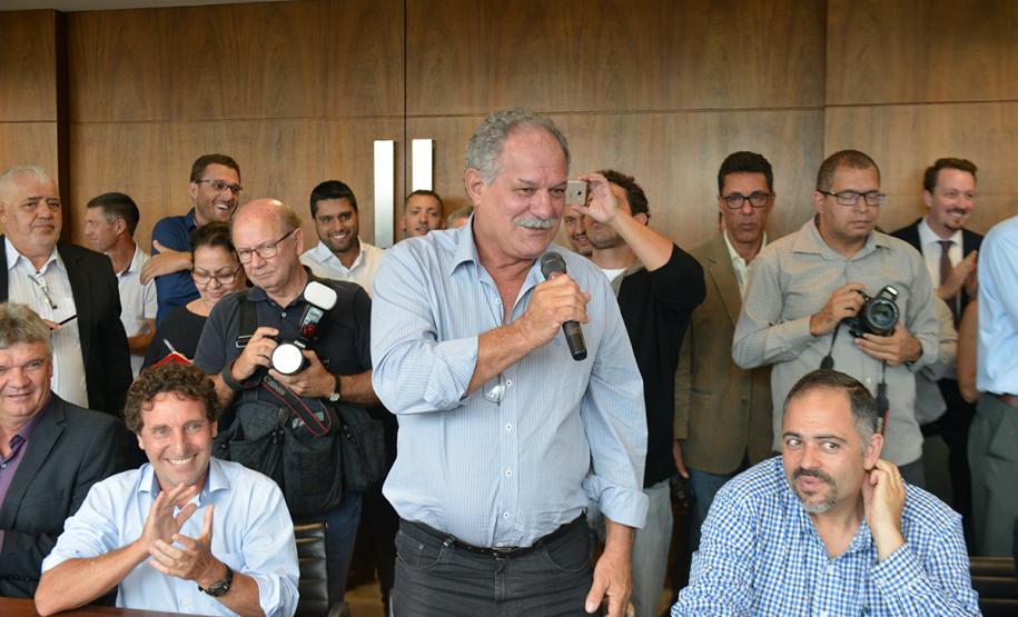 O governador Carlos Massa Ratinho Junior assinou nesta quinta-feira (14) contratos para a construção de 872 novas moradias populares em 15 municípios paranaenses. Os projetos foram desenvolvidos em diferentes programas coordenados pela Companhia de Habitação do Paraná (Cohapar), em parceria com as prefeituras e receberão investimentos de R$ 68,8 milhões.