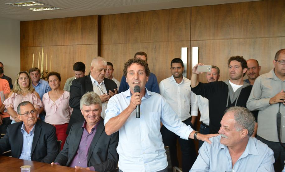 O governador Carlos Massa Ratinho Junior assinou nesta quinta-feira (14) contratos para a construção de 872 novas moradias populares em 15 municípios paranaenses. Os projetos foram desenvolvidos em diferentes programas coordenados pela Companhia de Habitação do Paraná (Cohapar), em parceria com as prefeituras e receberão investimentos de R$ 68,8 milhões.