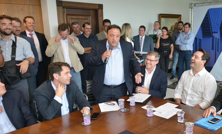 O governador Carlos Massa Ratinho Junior assinou nesta quinta-feira (14) contratos para a construção de 872 novas moradias populares em 15 municípios paranaenses. Os projetos foram desenvolvidos em diferentes programas coordenados pela Companhia de Habitação do Paraná (Cohapar), em parceria com as prefeituras e receberão investimentos de R$ 68,8 milhões.