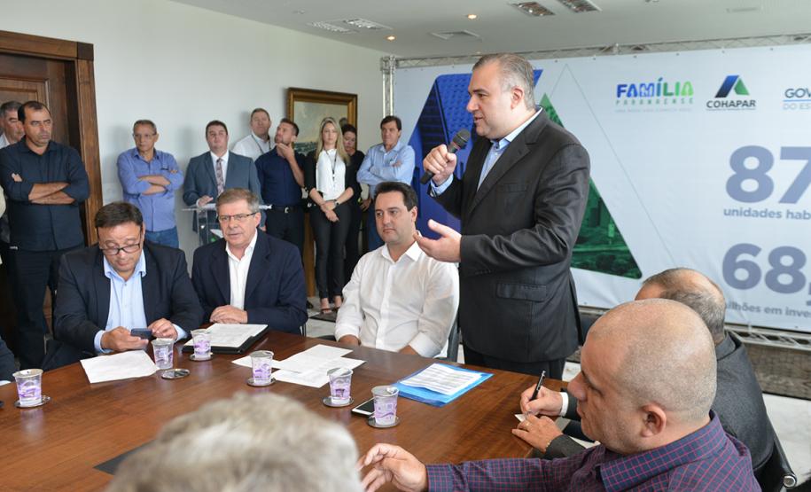 O governador Carlos Massa Ratinho Junior assinou nesta quinta-feira (14) contratos para a construção de 872 novas moradias populares em 15 municípios paranaenses. Os projetos foram desenvolvidos em diferentes programas coordenados pela Companhia de Habitação do Paraná (Cohapar), em parceria com as prefeituras e receberão investimentos de R$ 68,8 milhões.