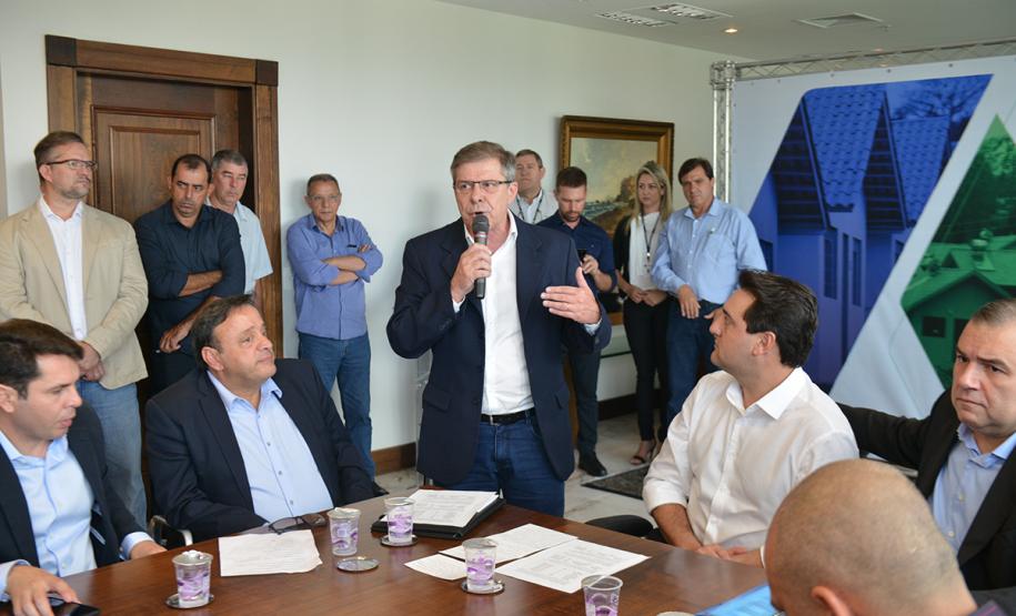 O governador Carlos Massa Ratinho Junior assinou nesta quinta-feira (14) contratos para a construção de 872 novas moradias populares em 15 municípios paranaenses. Os projetos foram desenvolvidos em diferentes programas coordenados pela Companhia de Habitação do Paraná (Cohapar), em parceria com as prefeituras e receberão investimentos de R$ 68,8 milhões.