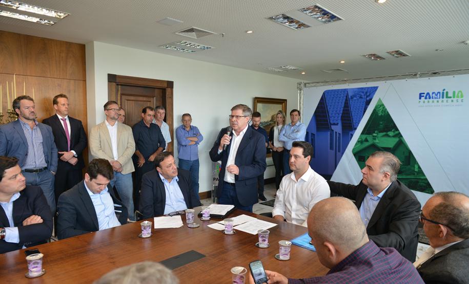 O governador Carlos Massa Ratinho Junior assinou nesta quinta-feira (14) contratos para a construção de 872 novas moradias populares em 15 municípios paranaenses. Os projetos foram desenvolvidos em diferentes programas coordenados pela Companhia de Habitação do Paraná (Cohapar), em parceria com as prefeituras e receberão investimentos de R$ 68,8 milhões.