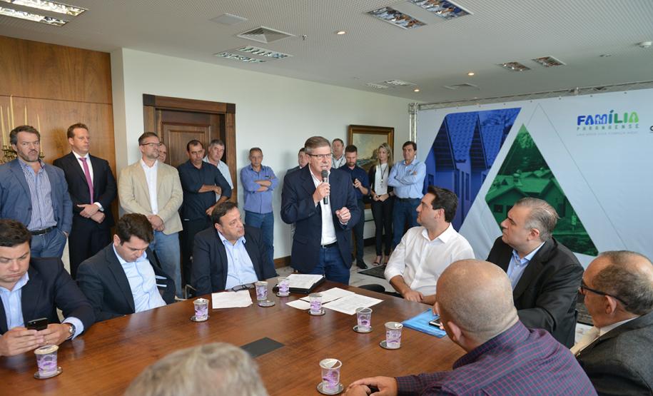 O governador Carlos Massa Ratinho Junior assinou nesta quinta-feira (14) contratos para a construção de 872 novas moradias populares em 15 municípios paranaenses. Os projetos foram desenvolvidos em diferentes programas coordenados pela Companhia de Habitação do Paraná (Cohapar), em parceria com as prefeituras e receberão investimentos de R$ 68,8 milhões.