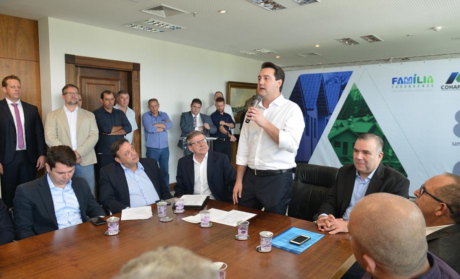 O governador Carlos Massa Ratinho Junior assinou nesta quinta-feira (14) contratos para a construção de 872 novas moradias populares em 15 municípios paranaenses. Os projetos foram desenvolvidos em diferentes programas coordenados pela Companhia de Habitação do Paraná (Cohapar), em parceria com as prefeituras e receberão investimentos de R$ 68,8 milhões.