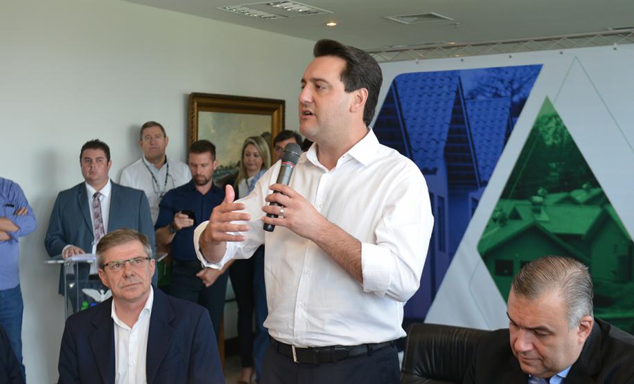 O governador Carlos Massa Ratinho Junior assinou nesta quinta-feira (14) contratos para a construção de 872 novas moradias populares em 15 municípios paranaenses. Os projetos foram desenvolvidos em diferentes programas coordenados pela Companhia de Habitação do Paraná (Cohapar), em parceria com as prefeituras e receberão investimentos de R$ 68,8 milhões.