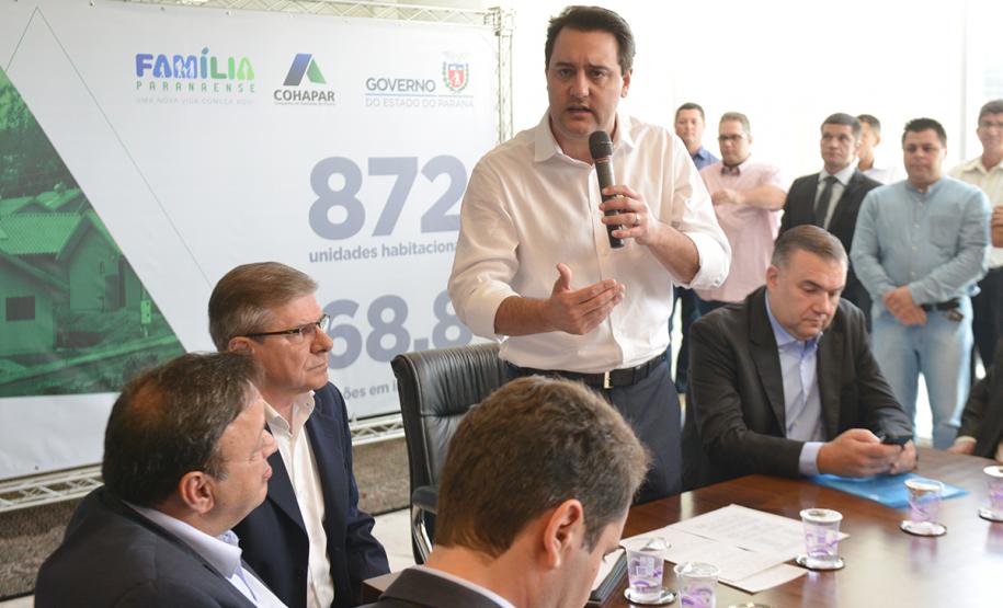O governador Carlos Massa Ratinho Junior assinou nesta quinta-feira (14) contratos para a construção de 872 novas moradias populares em 15 municípios paranaenses. Os projetos foram desenvolvidos em diferentes programas coordenados pela Companhia de Habitação do Paraná (Cohapar), em parceria com as prefeituras e receberão investimentos de R$ 68,8 milhões.