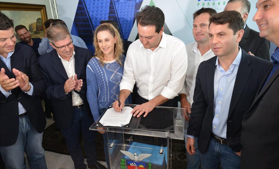 O governador Carlos Massa Ratinho Junior assinou nesta quinta-feira (14) contratos para a construção de 872 novas moradias populares em 15 municípios paranaenses. Os projetos foram desenvolvidos em diferentes programas coordenados pela Companhia de Habitação do Paraná (Cohapar), em parceria com as prefeituras e receberão investimentos de R$ 68,8 milhões.