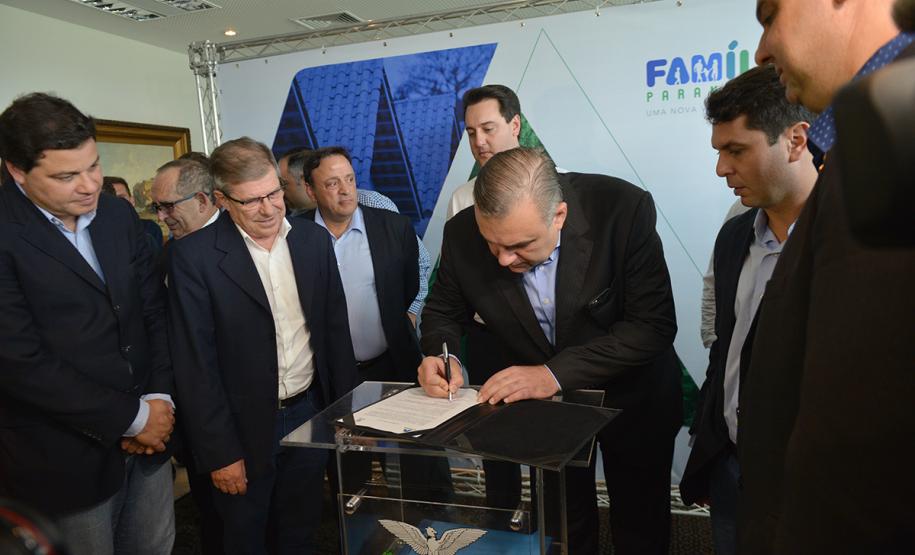 O governador Carlos Massa Ratinho Junior assinou nesta quinta-feira (14) contratos para a construção de 872 novas moradias populares em 15 municípios paranaenses. Os projetos foram desenvolvidos em diferentes programas coordenados pela Companhia de Habitação do Paraná (Cohapar), em parceria com as prefeituras e receberão investimentos de R$ 68,8 milhões.