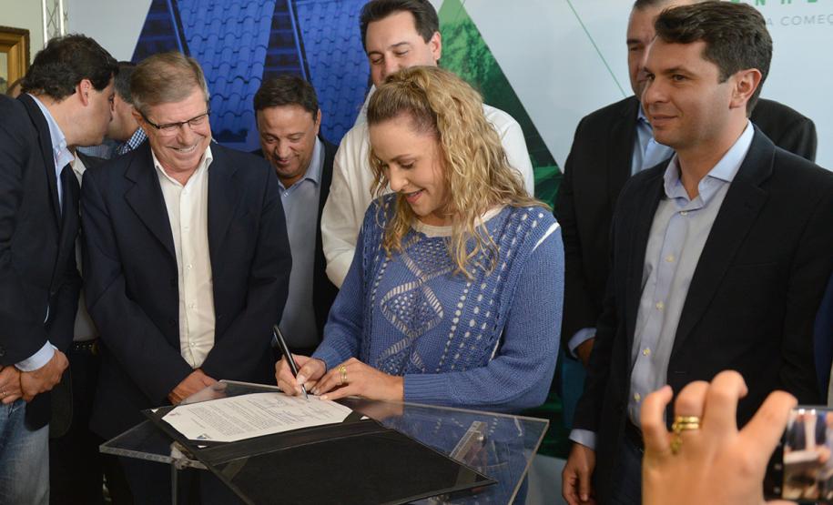 O governador Carlos Massa Ratinho Junior assinou nesta quinta-feira (14) contratos para a construção de 872 novas moradias populares em 15 municípios paranaenses. Os projetos foram desenvolvidos em diferentes programas coordenados pela Companhia de Habitação do Paraná (Cohapar), em parceria com as prefeituras e receberão investimentos de R$ 68,8 milhões.