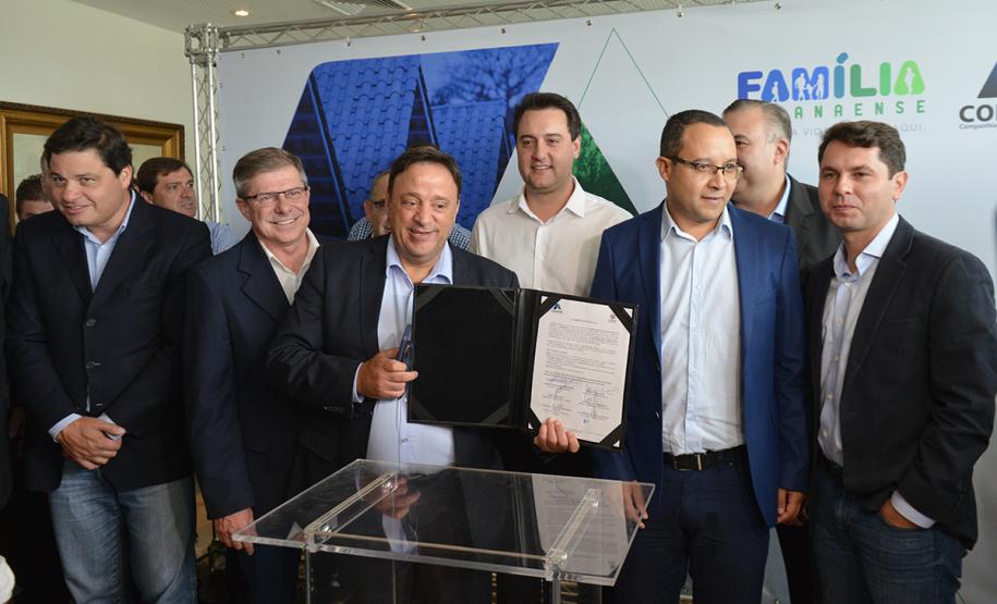 O governador Carlos Massa Ratinho Junior assinou nesta quinta-feira (14) contratos para a construção de 872 novas moradias populares em 15 municípios paranaenses. Os projetos foram desenvolvidos em diferentes programas coordenados pela Companhia de Habitação do Paraná (Cohapar), em parceria com as prefeituras e receberão investimentos de R$ 68,8 milhões.